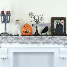 Mönster med spindelnät. Effektfullt mot t.ex. orange eller vit duk. Bordslöparen är perfekt till halloween-festen!