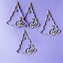 Fyra beige chipboardgranar med ornamentmönster, 4,2x5,5 cm.