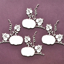 Fyra beige chipboardutskärningar i pumpaform, 4,8x5 cm.