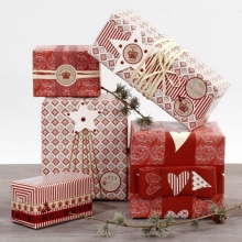 Paketinslagning med stickers och dekorationer Jul Pyssel Inspiration