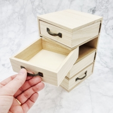 Liten Byrå i Trä - 4 Sidolådor - H: 18,5 cm