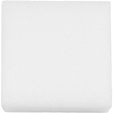 Vit skumgummiplatta 20x20 cm och 4,5 cm tjock, avsedd som underlag för nålfiltning.