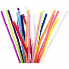 Närbild på färgglada piprensare i mixade nyanser, redo för pyssel och hobbyprojekt.