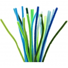 Närbild på piprensare i grön och turkos nyanser i blandad förpackning för pyssel.