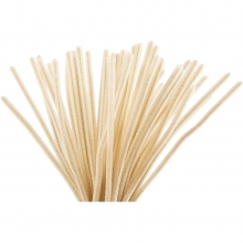 Närbild på beige piprensare i tät förpackning för pyssel.