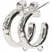 Försilvrade creoler med liten ögla för hänge, uppställda i par.