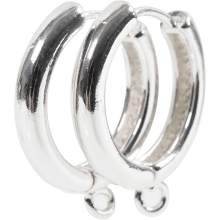 Försilvrade creoler med liten ögla för hänge, uppställda i par.