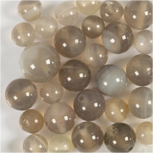 Närbild på gråa agatpärlor med randiga mönster.