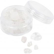 Närbild på transparenta kristallpärlor i klar kvarts.