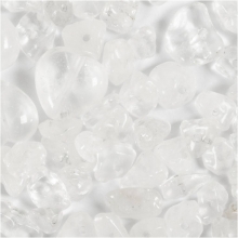 Närbild på transparenta kristallpärlor i klar kvarts.