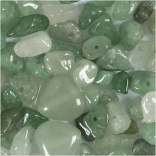 Närbild på gröna kristallpärlor i aventurin.