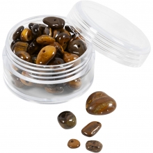 Närbild på bruna kristallpärlor i tigeröga.