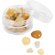 Närbild på ljusgula kristallpärlor i honungskalcit.