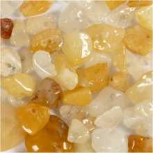 Närbild på ljusgula kristallpärlor i honungskalcit.