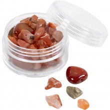 Närbild på korallfärgade kristallpärlor i aventurin.