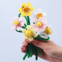 Blommor av rörpärlor och piprensare med pompoms DIY Inspiration