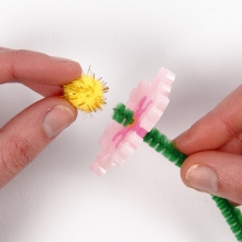 Blommor av rörpärlor och piprensare med pompoms DIY Inspiration