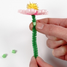Blommor av rörpärlor och piprensare med pompoms DIY Inspiration