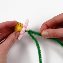 Blommor av rörpärlor och piprensare med pompoms DIY Inspiration
