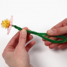 Blommor av rörpärlor och piprensare med pompoms DIY Inspiration