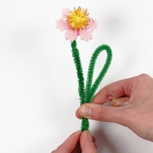 Blommor av rörpärlor och piprensare med pompoms DIY Inspiration