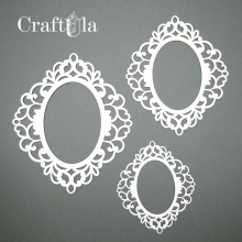 Tre detaljerade chipboardramar i beige naturton i olika storlekar med laserskurna ornament.