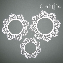 Tre detaljerade chipboardramar i beige naturton i tre olika storlekar.