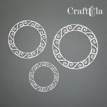 Tre detaljerade chipboardramar i beige naturton i tre storlekar med laserskurna ornament.