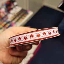 Dekorationsband Röda Hjärtan - 20 meter - B: 12 mm