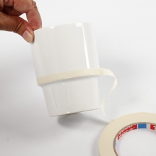 Muggar dekorerad med porslinsfärg och lock med träpärlor