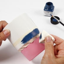 Muggar dekorerad med porslinsfärg och lock med träpärlor