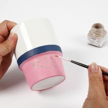 Muggar dekorerad med porslinsfärg och lock med träpärlor