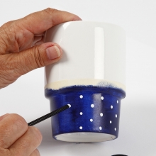 Muggar dekorerad med porslinsfärg och lock med träpärlor