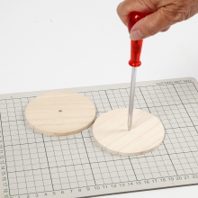 Muggar dekorerad med porslinsfärg och lock med träpärlor