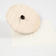 Muggar dekorerad med porslinsfärg och lock med träpärlor