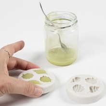 Mini DIY Kit Tvåltillverkning - Olivgröna Snäckor i Resebehållare