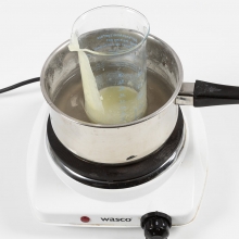 Mini DIY Kit Tvåltillverkning - Olivgröna Snäckor i Resebehållare