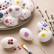 Påskägg dekorerade med torkade blommor