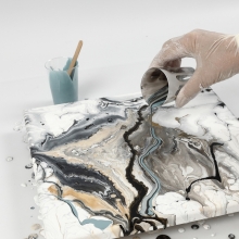 Fluid art på målarduk med hobbyfärg och Pouring-Fluid