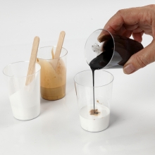 Fluid art på målarduk med hobbyfärg och Pouring-Fluid