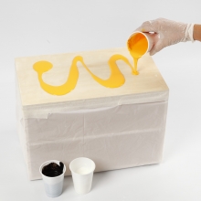 Fluid art på träbyrå med Pouring-Fluid DIY Inspiration