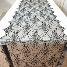 Mönster med spindelnät. Effektfullt mot t.ex. orange eller vit duk. Bordslöparen är perfekt till halloween-festen!