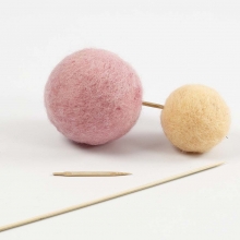 Kardad ull nålfiltning pyssel med barn