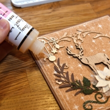 Vitt chipboardset med vintriga motiv, inklusive litet stjärnformat ornament.