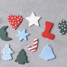 Tio utsticksformar i rostfritt stål formade som julfigurer i olika storlekar.