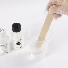 Två flaskor med resin och härdare, 2x150 ml klar vätska, avsedda för gjutning.