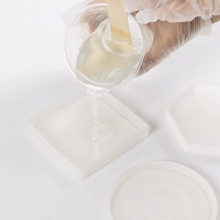 Två flaskor med resin och härdare, 2x150 ml klar vätska, avsedda för gjutning.