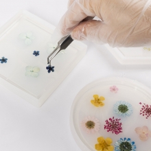 Två flaskor med resin och härdare, 2x150 ml klar vätska, avsedda för gjutning.