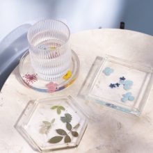 Två flaskor med resin och härdare, 2x150 ml klar vätska, avsedda för gjutning.