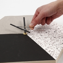 Klocka av bricka och läderpapper DIY Inspiration